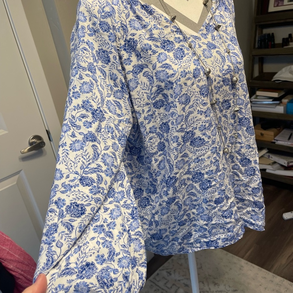 Cute Old Navy blouse in new condition